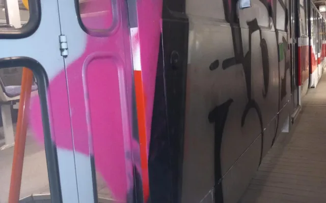 Brněnského dopravce trápí vandalové. Jezdí na střechách šalin nebo na vozy sprejují
