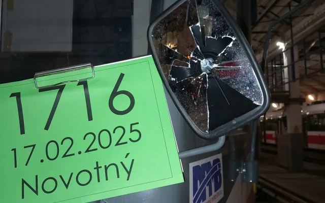 Brněnského dopravce trápí vandalové. Jezdí na střechách šalin nebo na vozy sprejují
