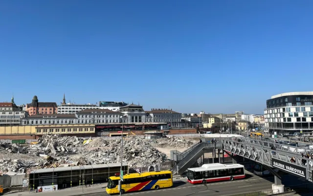 FOTOGALERIE: Z obchoďáku zbyly jen sutiny. Bývalý brněnský Prior dělníci srovnali se zemí