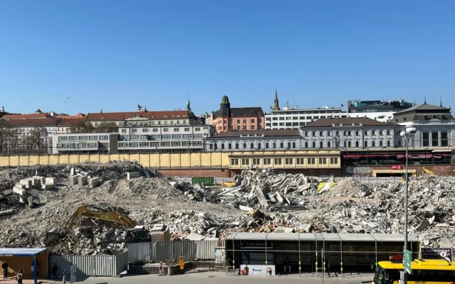 FOTOGALERIE: Z obchoďáku zbyly jen sutiny. Bývalý brněnský Prior dělníci srovnali se zemí