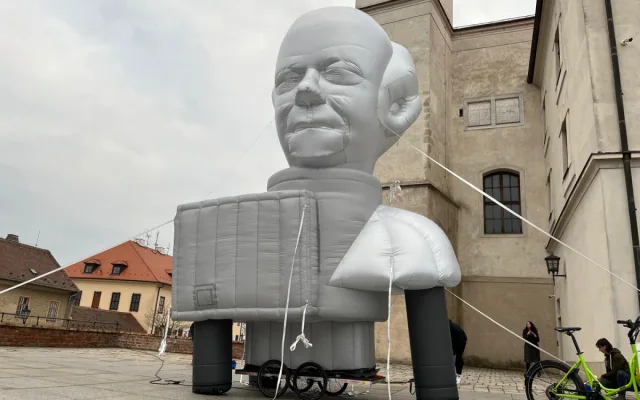 VIDEO: Na Špilberku odhalili obří sochu architekta Bohuslava Fuchse. Nafukovací dílo bude putovat po městě