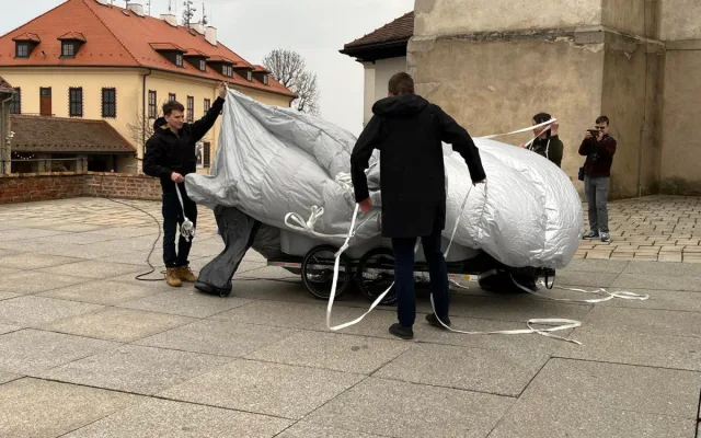 VIDEO: Na Špilberku odhalili obří sochu architekta Bohuslava Fuchse. Nafukovací dílo bude putovat po městě