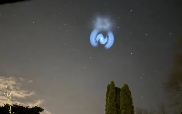 Tajemná spirála na nebi fascinovala. Nešlo o UFO, ale o přebytečné palivo rakety Falcon 9, vypuštěné na Floridě