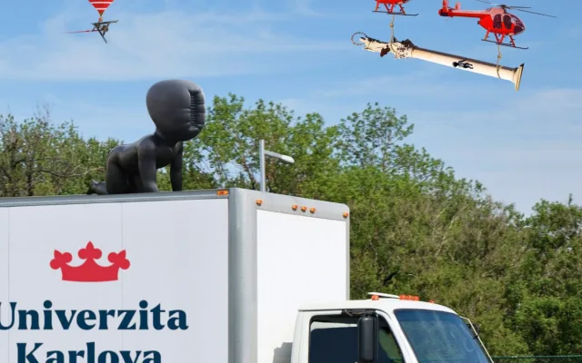 Hasiči na gigantických kobylkách nebo sběratelské figurky strážníků. Brno bylo plné aprílových žertů