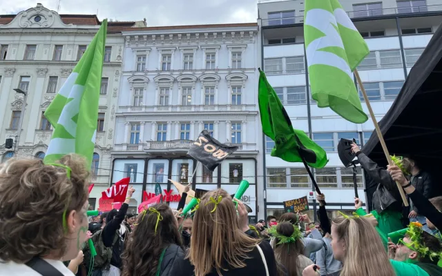 VIDEO: Studenti v Brně odstartovali majálesové oslavy. V centru metropole postavili májku