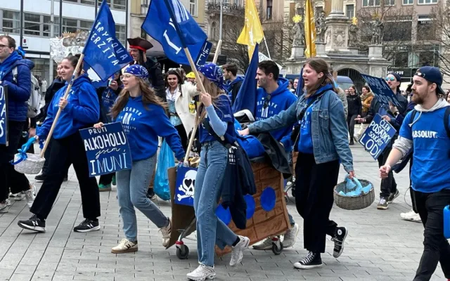 VIDEO: Studenti v Brně odstartovali majálesové oslavy. V centru metropole postavili májku