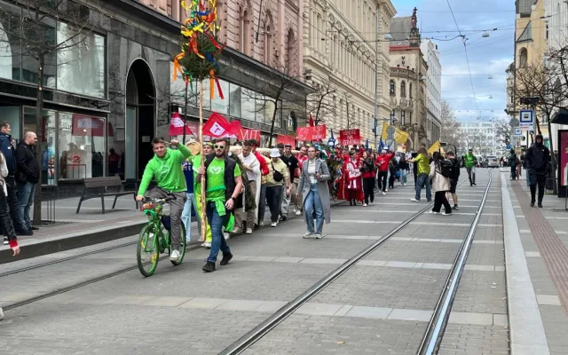 VIDEO: Studenti v Brně odstartovali majálesové oslavy. V centru metropole postavili májku