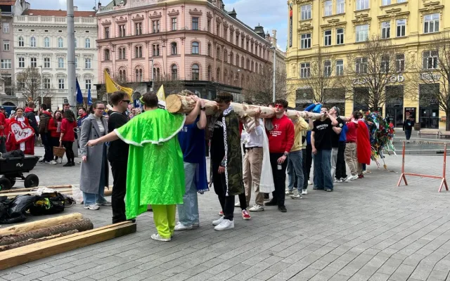 VIDEO: Studenti v Brně odstartovali majálesové oslavy. V centru metropole postavili májku