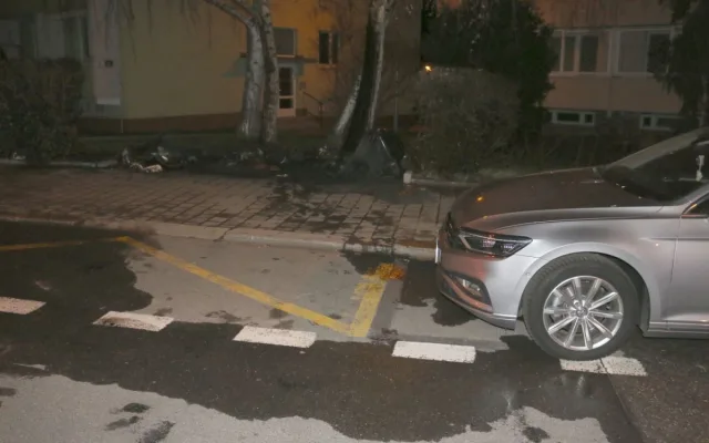 Muž zapálil tři kontejnery, aby se zahřál. Pak byl agresivní na policisty