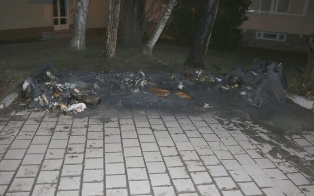 Muž zapálil tři kontejnery, aby se zahřál. Pak byl agresivní na policisty