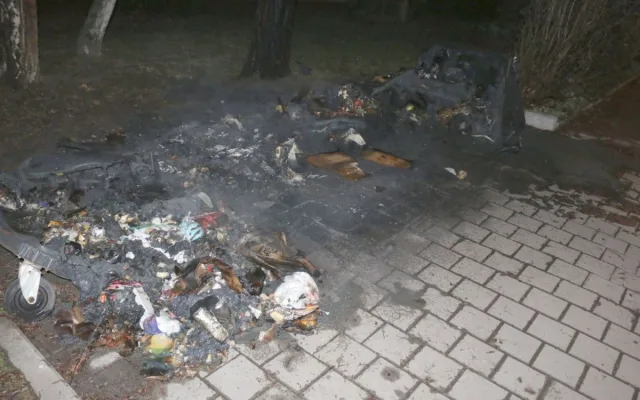 Muž zapálil tři kontejnery, aby se zahřál. Pak byl agresivní na policisty