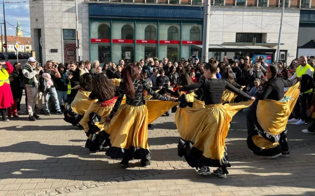 VIDEO: Romové v Brně oslavují svou kulturu. Za doprovodu hudby dotančili do centra města