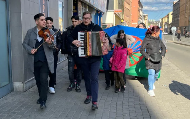 VIDEO: Romové v Brně oslavují svou kulturu. Za doprovodu hudby dotančili do centra města