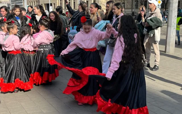VIDEO: Romové v Brně oslavují svou kulturu. Za doprovodu hudby dotančili do centra města