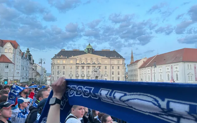 VIDEO: Brno je v euforii. Fanoušci Komety slaví vítězství v extralize