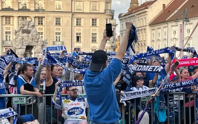 VIDEO: Brno je v euforii. Fanoušci Komety slaví vítězství v extralize