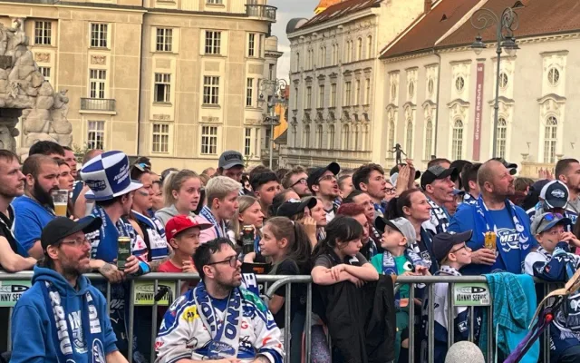 VIDEO: Brno je v euforii. Fanoušci Komety slaví vítězství v extralize