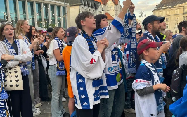 VIDEO: Brno je v euforii. Fanoušci Komety slaví vítězství v extralize