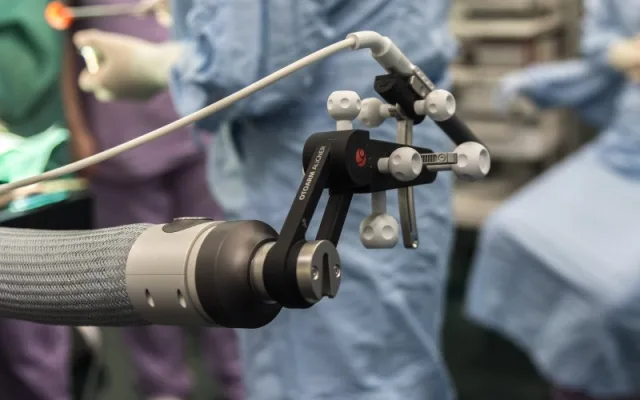 Lékaři z Brna vrátili sluch roční Lauře. K operaci použili robotické rameno