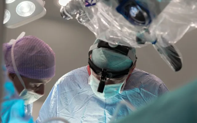 Lékaři z Brna vrátili sluch roční Lauře. K operaci použili robotické rameno