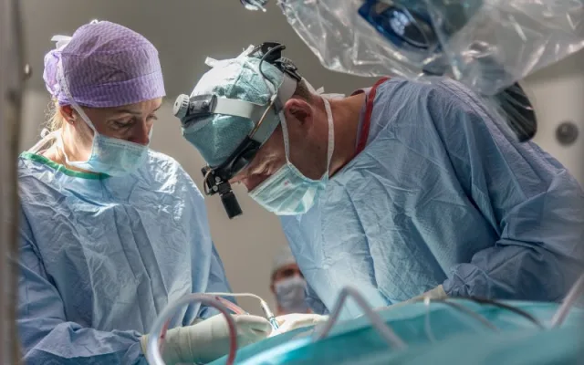 Lékaři z Brna vrátili sluch roční Lauře. K operaci použili robotické rameno