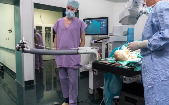 Lékaři z Brna vrátili sluch roční Lauře. K operaci použili robotické rameno