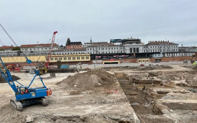 VIDEO: Dělníci odklidili sutiny ze zbouraného Prioru. Většina materiálu se zrecykluje