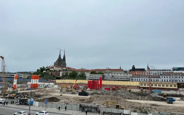 VIDEO: Dělníci odklidili sutiny ze zbouraného Prioru. Většina materiálu se zrecykluje