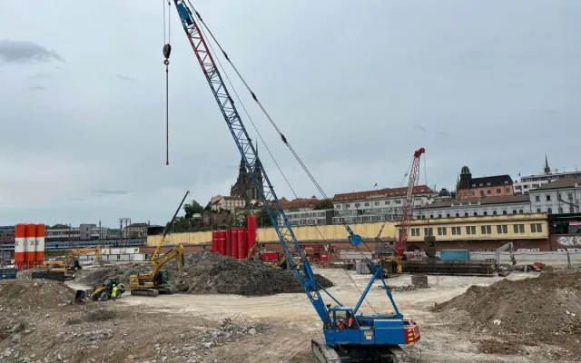 VIDEO: Dělníci odklidili sutiny ze zbouraného Prioru. Většina materiálu se zrecykluje