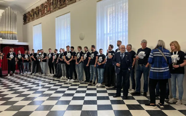 VIDEO: Zástupci Brna poděkovali hokejistům Komety. Každému darovali zlatý dukát