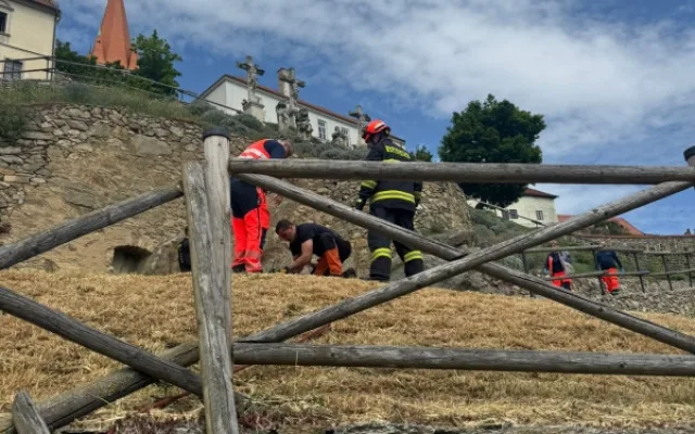 Neopatrná turistka se ve Znojmě zřítila z hradeb. Vyprostit ji museli lezci