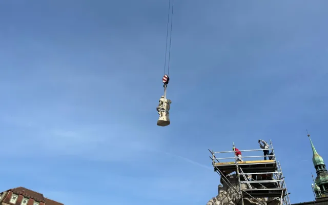 VIDEO: Odborníci na kašnu Parnas znovu usadili sochu Evropy, jde o repliku