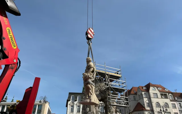 VIDEO: Odborníci na kašnu Parnas znovu usadili sochu Evropy, jde o repliku