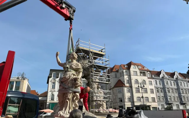 VIDEO: Odborníci na kašnu Parnas znovu usadili sochu Evropy, jde o repliku