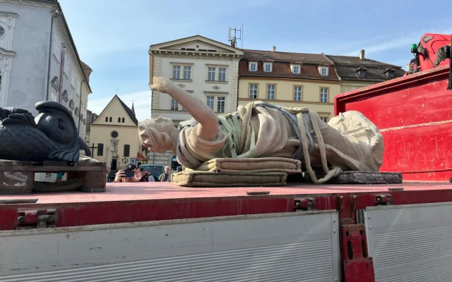 VIDEO: Odborníci na kašnu Parnas znovu usadili sochu Evropy, jde o repliku