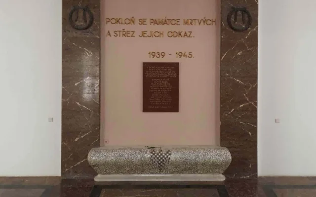 Nadšenci mapují pamětní desky na nádražích, zaměřují se na padlé železničáře