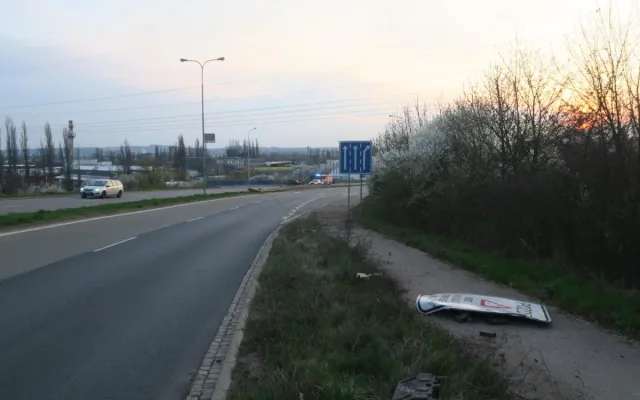 Zdrogovaný řidič prorazil ve vysoké rychlosti svodidla. Policisté hledají svědky
