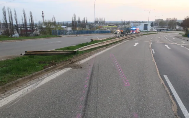 Zdrogovaný řidič prorazil ve vysoké rychlosti svodidla. Policisté hledají svědky