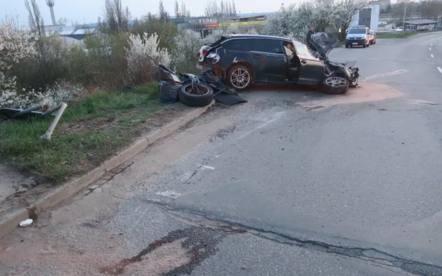 Zdrogovaný řidič prorazil ve vysoké rychlosti svodidla. Policisté hledají svědky