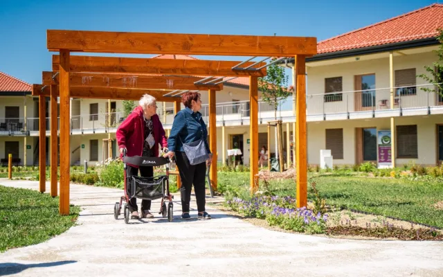 Terapeutická zahrada v Sokolnicích pomáhá seniorům trávit čas venku