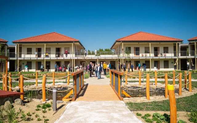 Terapeutická zahrada v Sokolnicích pomáhá seniorům trávit čas venku