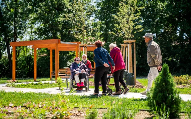 Terapeutická zahrada v Sokolnicích pomáhá seniorům trávit čas venku