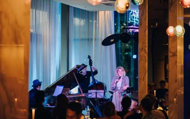 Jazzmin Bar & Dining spojuje špičkovou kuchyni, živý jazz i koktejly s charakterem