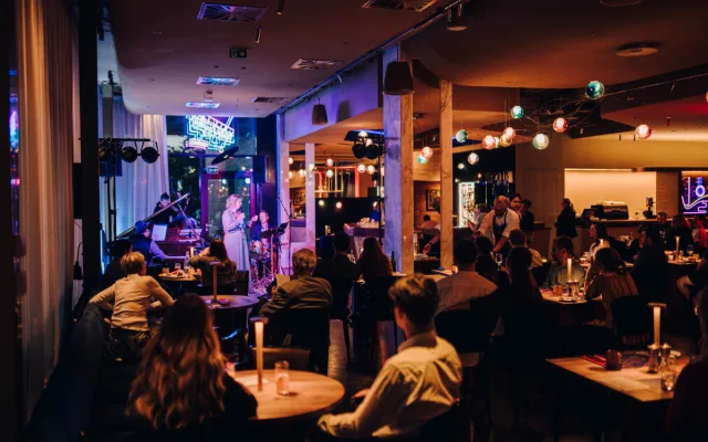 Jazzmin Bar & Dining spojuje špičkovou kuchyni, živý jazz i koktejly s charakterem
