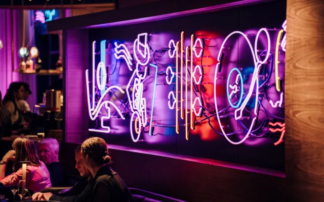 Jazzmin Bar & Dining spojuje špičkovou kuchyni, živý jazz i koktejly s charakterem