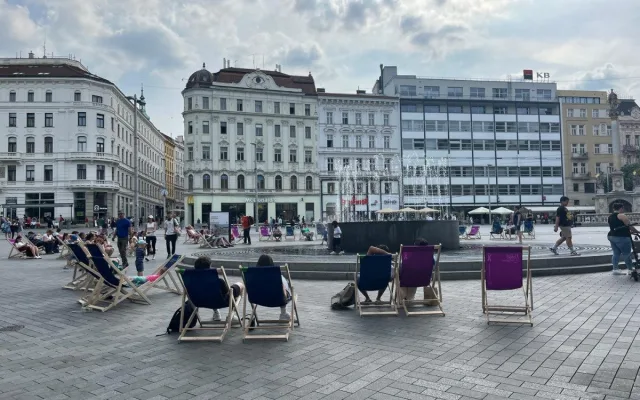 Do ulic Brna se vrátila lehátka. Lidé se mohou v centru slunit jako u moře