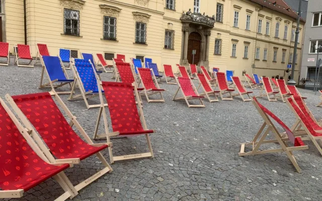Do ulic Brna se vrátila lehátka. Lidé se mohou v centru slunit jako u moře