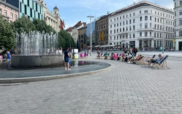 Do ulic Brna se vrátila lehátka. Lidé se mohou v centru slunit jako u moře