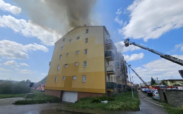 FOTO: Škoda na bytovém domě v Brně-Chrlicích je 120 milionů, hasilo se šest hodin