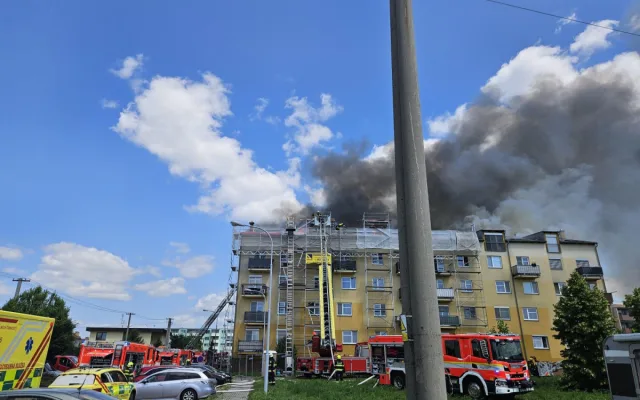FOTO: Škoda na bytovém domě v Brně-Chrlicích je 120 milionů, hasilo se šest hodin